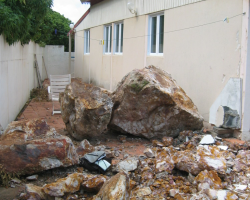 Chute de blocs impactant une habitation (Les Saintes, Terre de Haut, 2004)