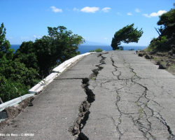 Glissement de talus aval provoquant l’affaissement et la fissuration de la route (Les Saintes, Terre de bas, RD213 en novembre 2004)