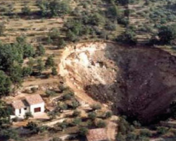 Photo de l’effondrement du Peyrui à Bargemon en 1992 (Var – 83) © DDTM83