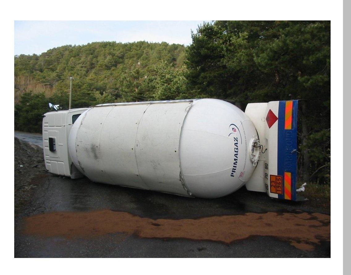 => Accident d’un camion transportant des matières dangereuses à Chorges dans les Hautes-Alpes en 2014 (source © DREAL PACA)
