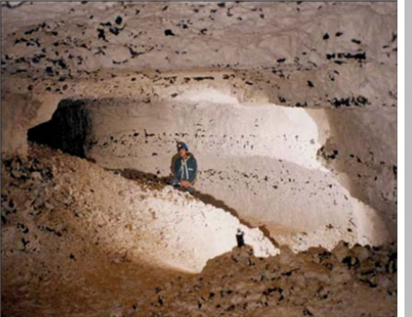 Visite de la cavité souterraine par le géologue afin d'évaluer le risque lié au vide souterrain (expertise par analyse terrain) (c) BRGM